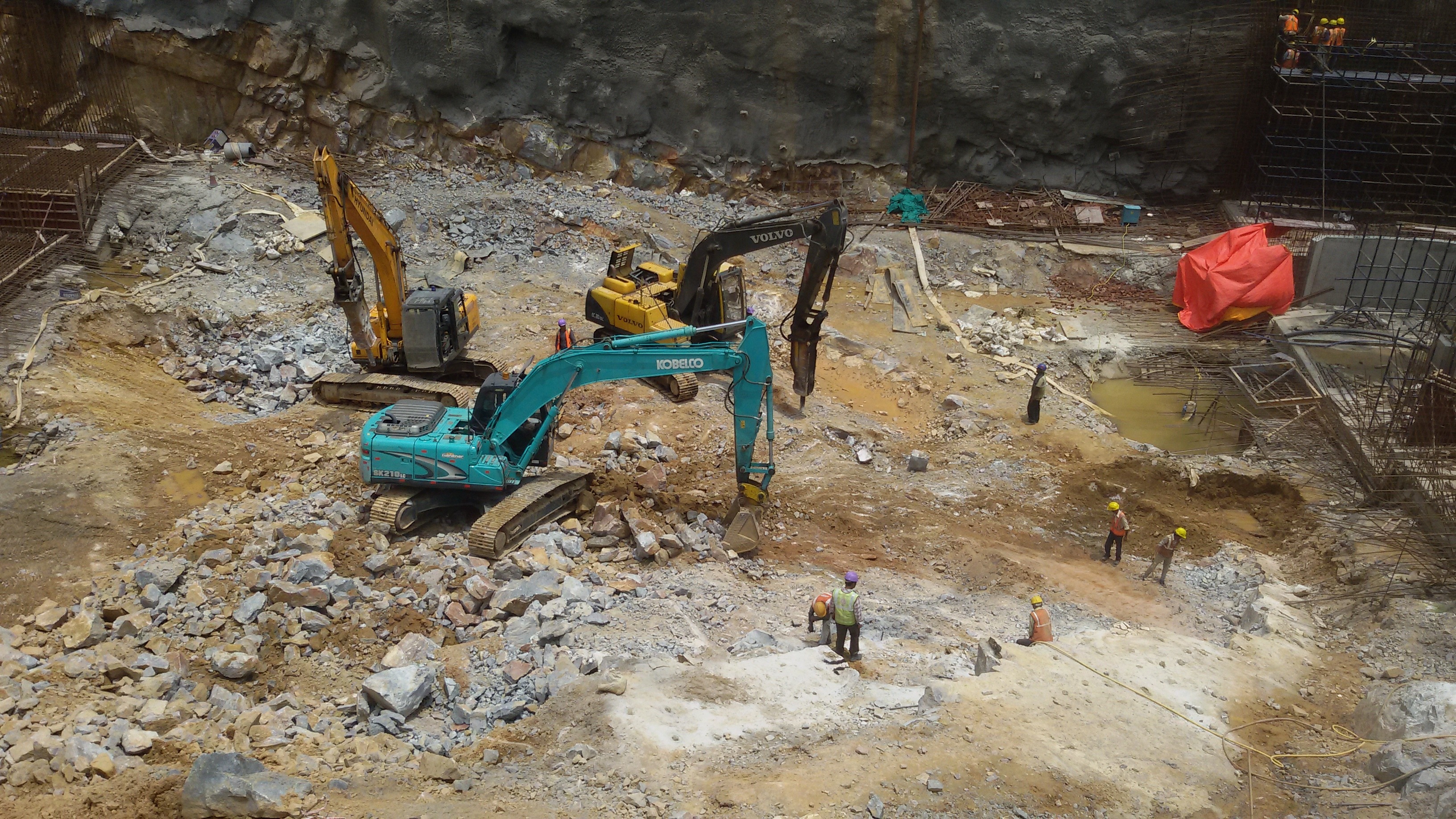 Deep excavation using Retrievable Anchor